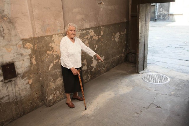 Maria Tokarczyk naprawiła posadzkę w bramie kamienicy przy ul. Bóżnicznej w Pabianicach