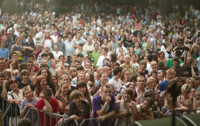 Czy na tegorocznym święcie miasta zagra muzyczna gwiazda? Być może. Ale dziś nie jest to przesądzone. Na zdjęciu zeszłoroczny koncert zespołu Boys, na który przyszły tłumy.