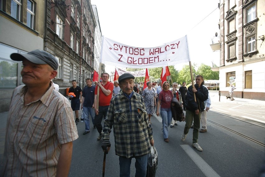1 maja: 100 osób w marszu wykluczonych w Katowicach [ZDJĘCIA i WIDEO]