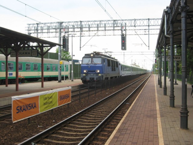 Pociąg PKP IC przejeżdża przez Oławę.