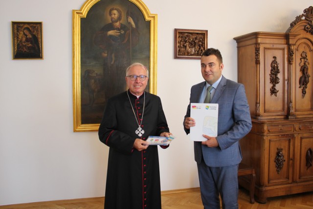 Łomżyński biskup Janusz Stepnowski odebrał swoją Kartę Seniora