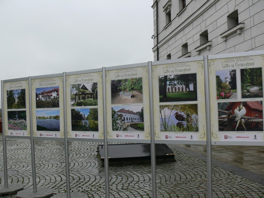 Wystawa fotograficzna „Cztery Pory Roku w Muzeum Romantyzmu w Opinogórze” na dziedzińcu Zamku Królewskiego w Sandomierzu