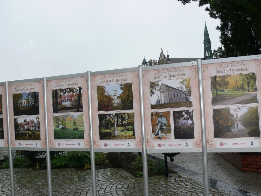 Wystawa fotograficzna „Cztery Pory Roku w Muzeum Romantyzmu w Opinogórze” na dziedzińcu Zamku Królewskiego w Sandomierzu