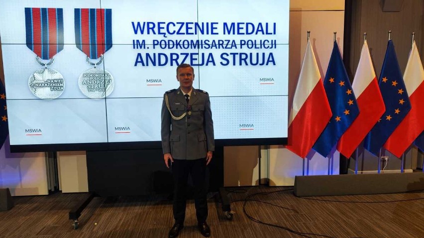 Dwóch policjantów stargardzkiej komendy odznaczonych medalem imienia podkomisarza Policji Andrzeja Struja