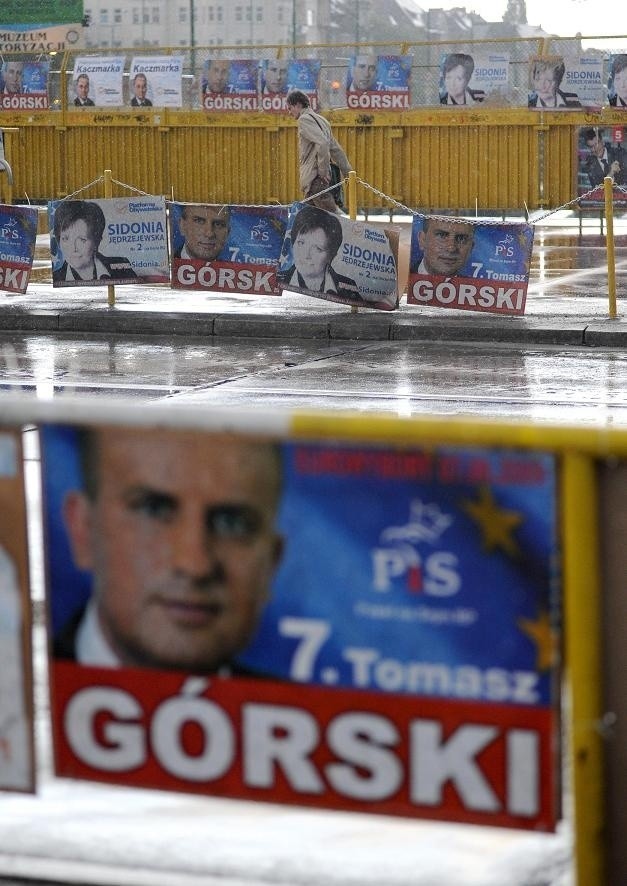 Plakaty z twarzą Tomasza Górskiego z poprzedniej kampanii dosłownie zalały Poznań
