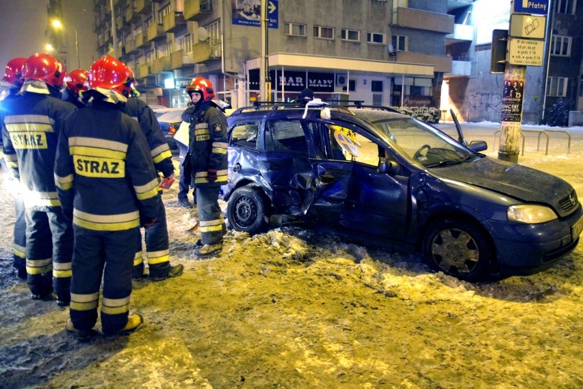Na ul. Kościuszki opel wyjechał wprost pod autobus 146. Dwie osoby ranne (ZDJĘCIA)