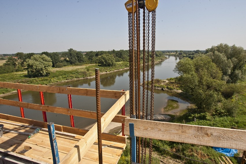 Trwa budowa olbrzymiego mostu przez Odrę (ZDJĘCIA)