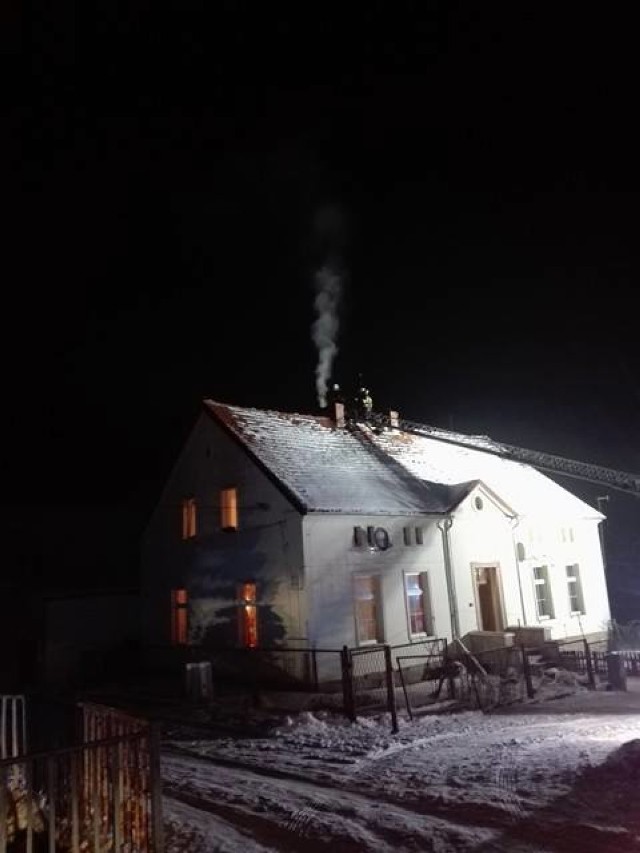 Pożar w Uniejowicach. Zapaliła się sadza w kominie