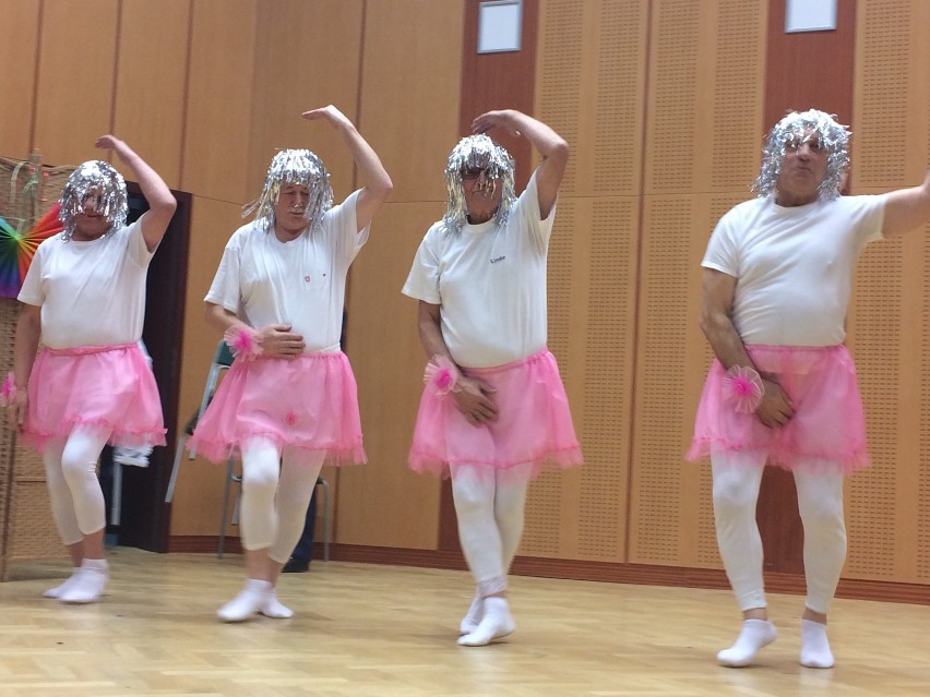 Dzień Kobiet u seniorów. Panowie zatańczyli... "Jezioro Łabędzie"