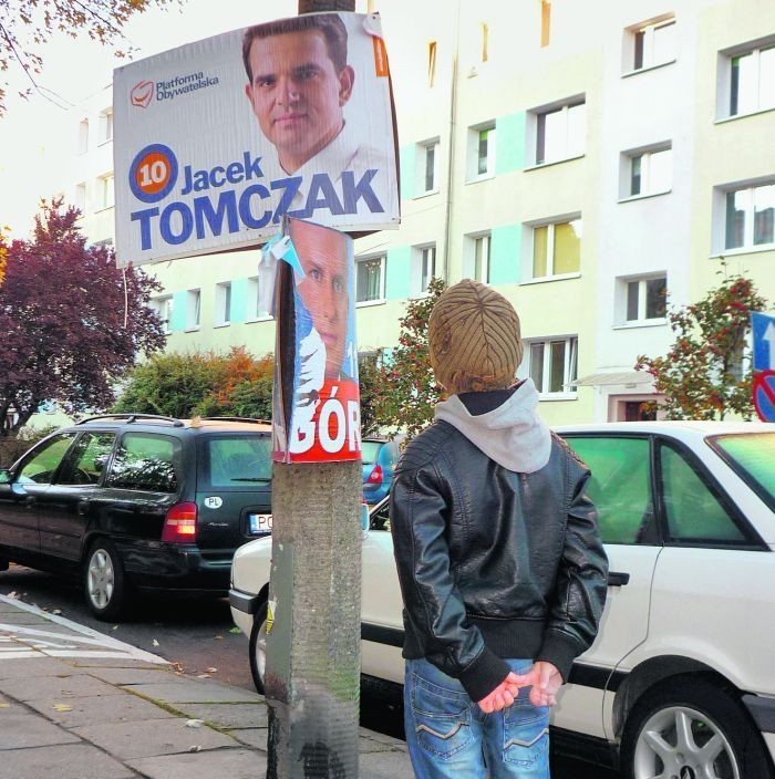 Kilka tysięcy plakatów wyborczych wciąż wisi na poznańskich...