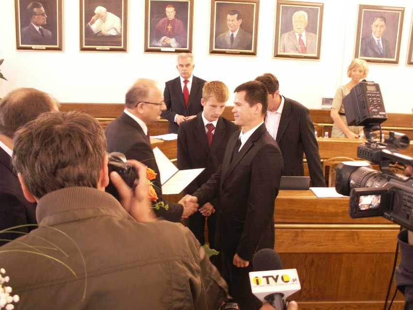 Daniel Iwanek odbiera nagrodę z rąk prezydenta Krzysztofa...