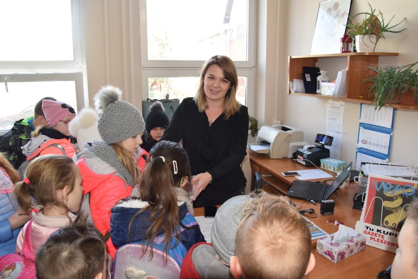 Jak długo pisze się artykuł? Uczniowie ze szkoły podstawowej w Kuczkowie z wizytą w redakcji "Gazety Pleszewskiej" 