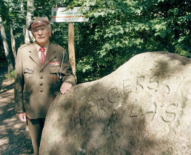 Hm. Marian Kierczuk przy pamiątkowym kamieniu stojącym na skraju Harcerskiego Lasu