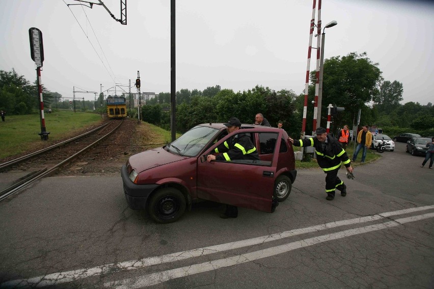 W Sosnowcu dwa samochody wpadły pod lokomotywę [ZDJĘCIA]