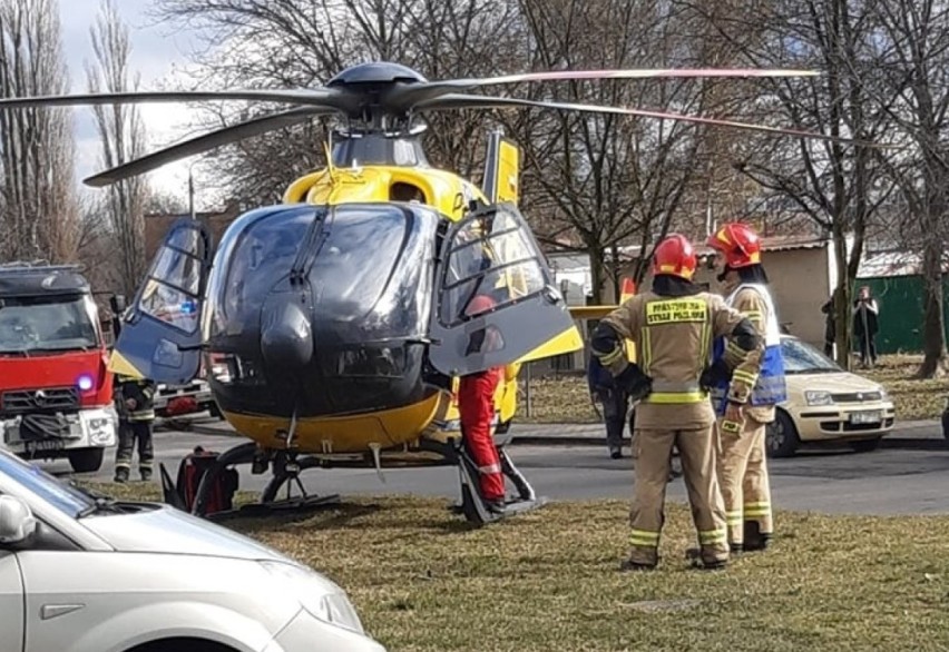 Wypadek w Zabrzu. Kierowca zasłabł i uderzył w inny samochód. Na miejscu lądował helikopter LPR.