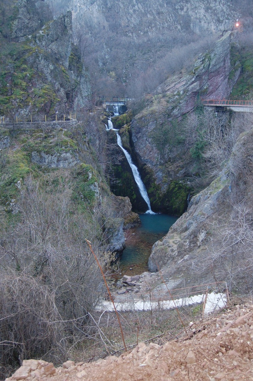 Wodospad Białego Drinu. Jedna z atrakcji zachodniego Kosowa.