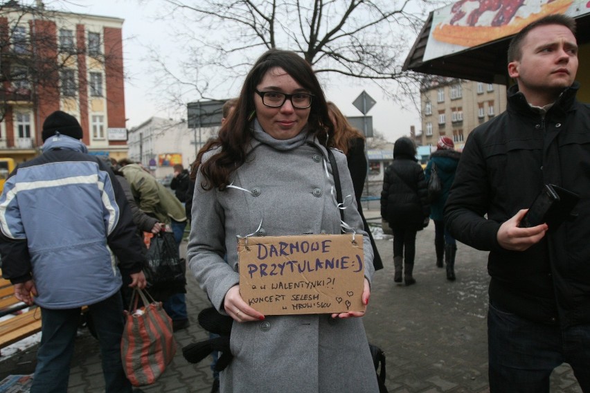 Flash mob w Gliwicach, czyli &quot;Przytulanie bez zobowiązań&quot; [ZDJĘCIA]