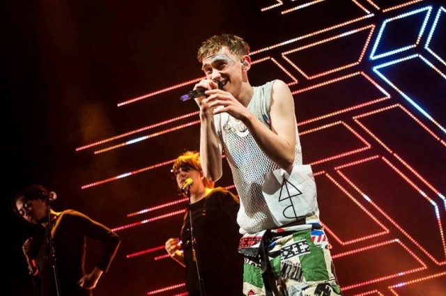 Years & Years ponownie w Polsce. Zespół zagra na warszawskim Torwarze. Chłopaki pomimo młodego wieku, mogą pochwalić się już swoim sukcesem. Fani formacji z Londynu na koncercie usłyszą największe przeboje grupy, takie jak „King” czy „Desire”, jak również materiał z najnowszej płyty „Palo Santo” wydanej w lipcu tego roku. 

1 lutego (piątek), godz. 20, COS Torwar, ul. Łazienkowska 6a, bilety: od 139 zł. 