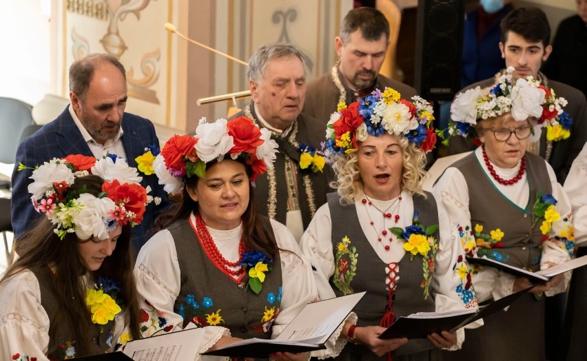 Koncert "Solidarni z Ukrainą" w sokólskim sanktuarium. W kościele zaśpiewały cztery zespoły z powiatu