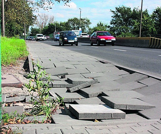 Taki chodnik to kłopot dla pieszych i... urzędników