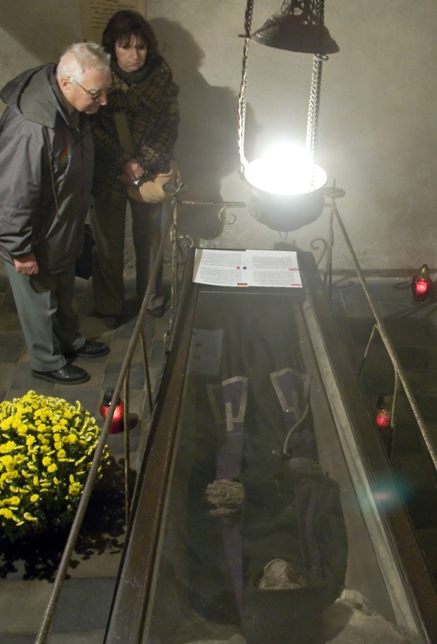 Szkielety z krypt klasztoru Reformatów. Zdjęcia wykonano w...
