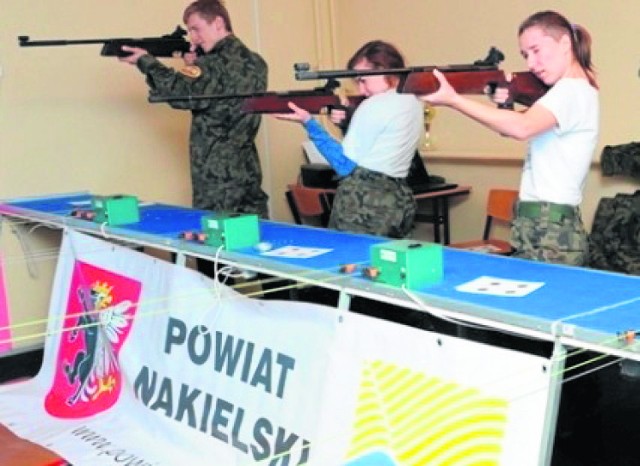 Młodzież sprawdziła celność swego oka na strzelnicy Szkolnego  Koła Strzeleckiego „Kaliber”  w Szubinie