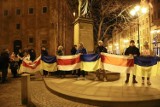 Toruń solidarny z Ukrainą. Kolejna pikieta pod pomnikiem Kopernika. Zobacz zdjęcia!