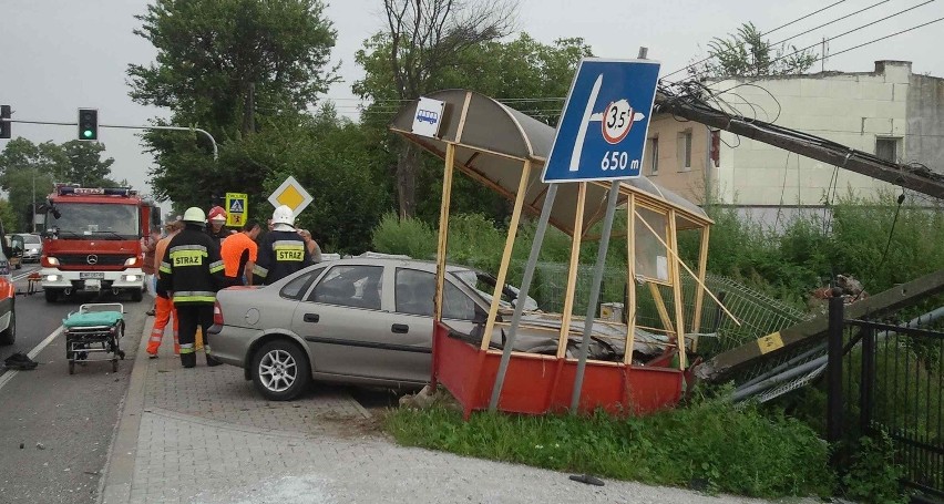 Czołowe zderzenie na drodze Wrocław-Oława. Auto wjechało w przystanek (ZDJĘCIA)