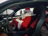 Mikołaj do Zakrzewa przyjechał sportowym autem. Jego pomocnicy przybyli na lawecie