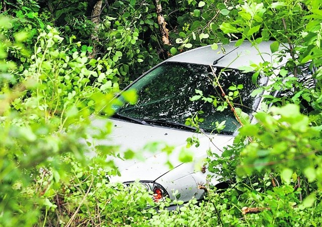 Auto spadło z wysokiej skarpy. Dwie osoby trafiły do szpitala