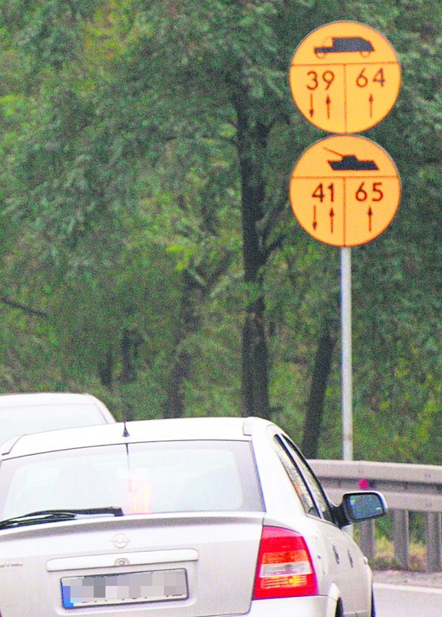 Żółte znaki drogowe zaniepokoiły wielu kierowców