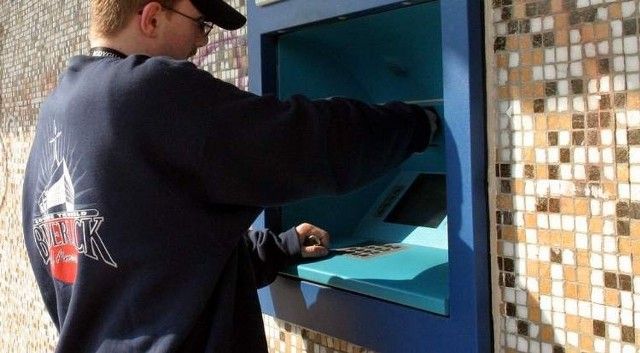 Wyjmując pieniądze z bankomatu, trzeba sprawdzić liczbę wydanych banknotów.