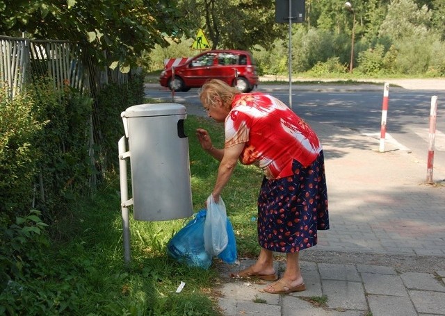 Kosze na drobne śmieci notorycznie zapełniane są przez turystów, którzy chcąc zaoszczędzić na wywozie odpadów upychają pełne worki i podrzucają je gdzie się da