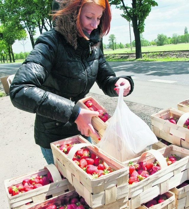 Monika Sterna sprzedaje dziennie 60-80 kobiałek owoców.