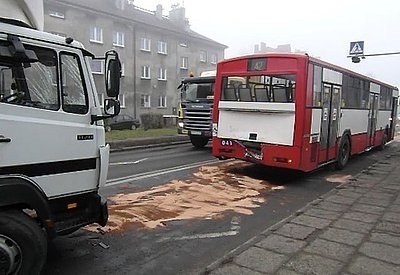 Bytom: Wypadek na Siemianowickiej. Ciężarówka wjechała w autobus [ZDJĘCIA, WIDEO, MAPA]