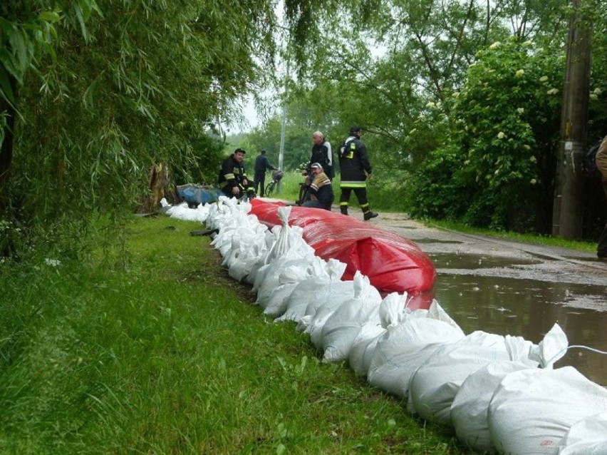 Wielka woda na Rakówce. Zobaczcie, jak  zalała Bełchatów i okolice ZDJĘCIA