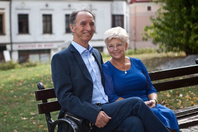 Felicja lat 69, Michał lat 78 - poznali się na Facebooku. Są razem szczęśliwi od ponad roku.