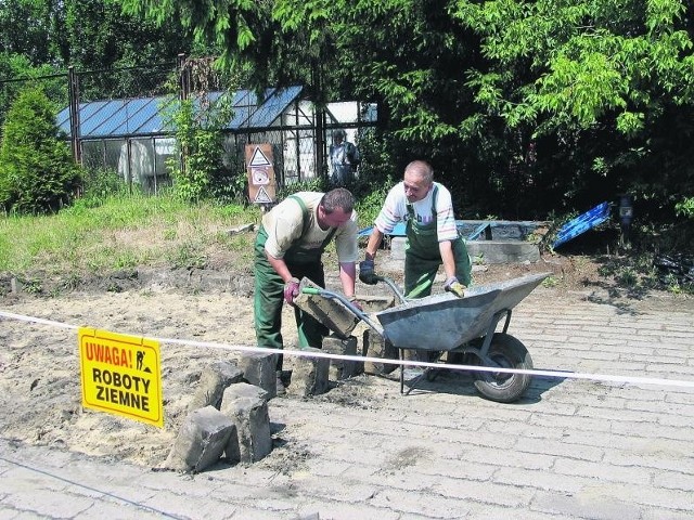 Wczoraj robotnicy szykowali teren do wyjęcia zbiornika na paliwo