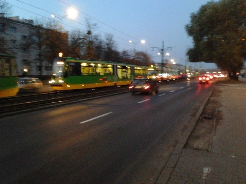 Poznań: Wykoleił się tramwaj na rondzie Rataje. Ogromne korki! [ZDJĘCIA]