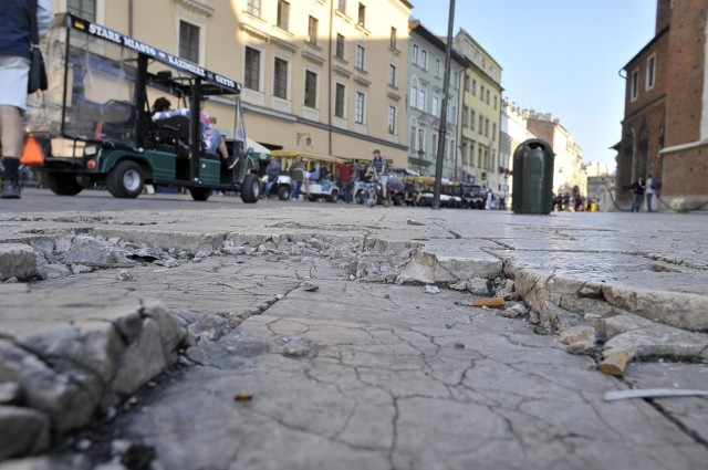 Dziury w nawierzchni placu przy bazylice Mariackiej są coraz większe