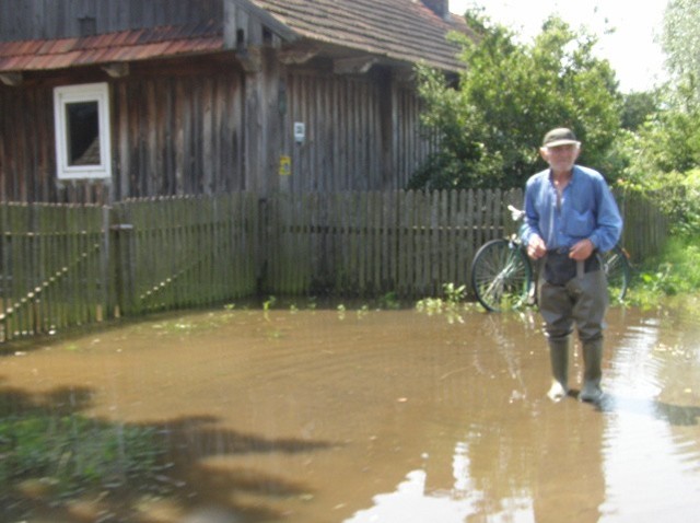 W stojącej od kilku dni wodzie mnożą się bakterie, a podmokłe okolice Szczucina to w tej chwili doskonała wylęgarnia owadów