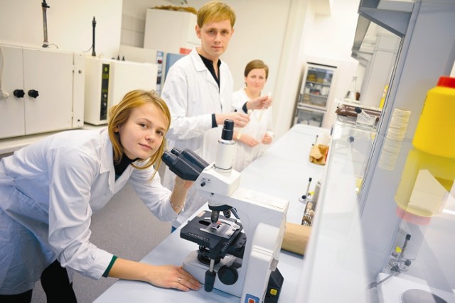 -  Praca biotechnologów to głównie godziny spędzone w laboratorium, więc bez dobrej bazy nie ma możliwości kształcenia wysokiej klasy specjalistów - mówi Marta Szymczak.