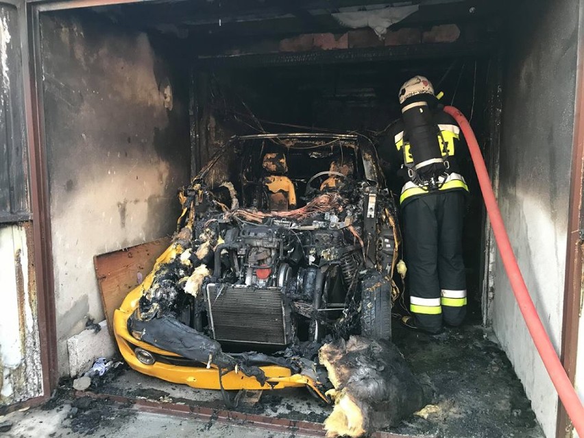 Pożar garażu w Szamocinie. Spłonął samochód i wyposażenie [ZDJĘCIA]