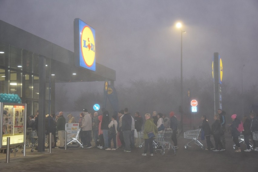 Lidl w Krzeszowicach już otwarty. 150 osób czekało przed drzwiami [ZDJĘCIA]