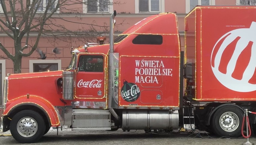 Świąteczna ciężarówka Coca-Cola w Gnieźnie. Duże zainteresowanie na Rynku!