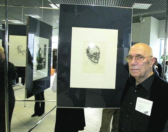 Bernhard Stübner przy jednej z grafik z kolekcji