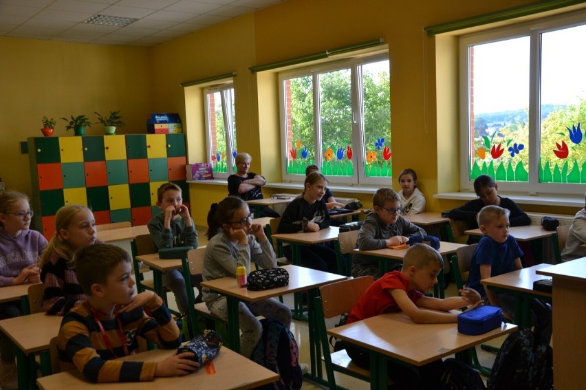 Burmistrz, policjant czy dyrektorzy- znani w Zawidowie czytali bajki uczniom podstawówki