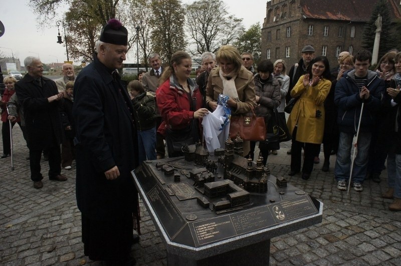 Poznań: Przed katedrą odsłonięto makietę Ostrowa Tumskiego [ZDJĘCIA]