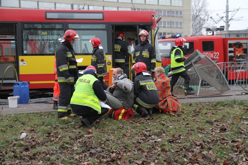 Wrocław: Autobus staranował przystanek na pl. Jana Pawła II. Jedna osoba nie żyje (ZDJĘCIA, FILM)