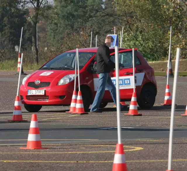 Zdawalność w Łodzi wynosi 26 proc. Czy to wina szkół jazdy?